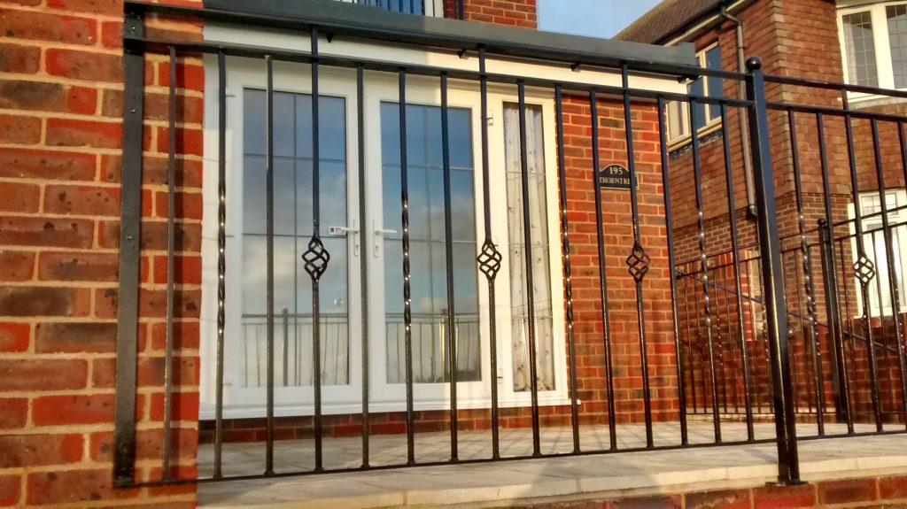 Patio railing with twist and basket effect
